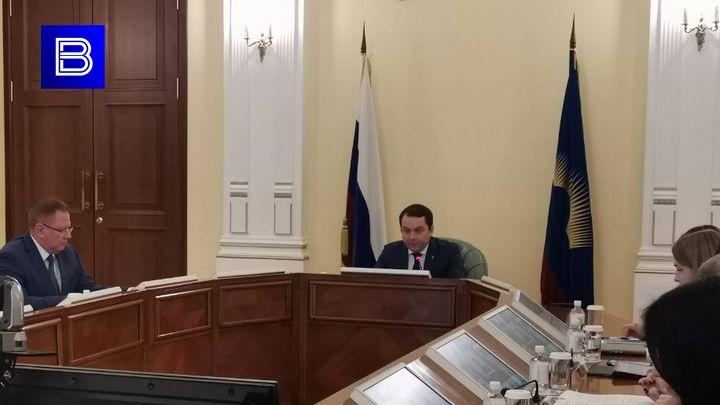 Андрей Чибис поручил разобраться в конфликте чиновников на публичных слушаниях в Кировске 